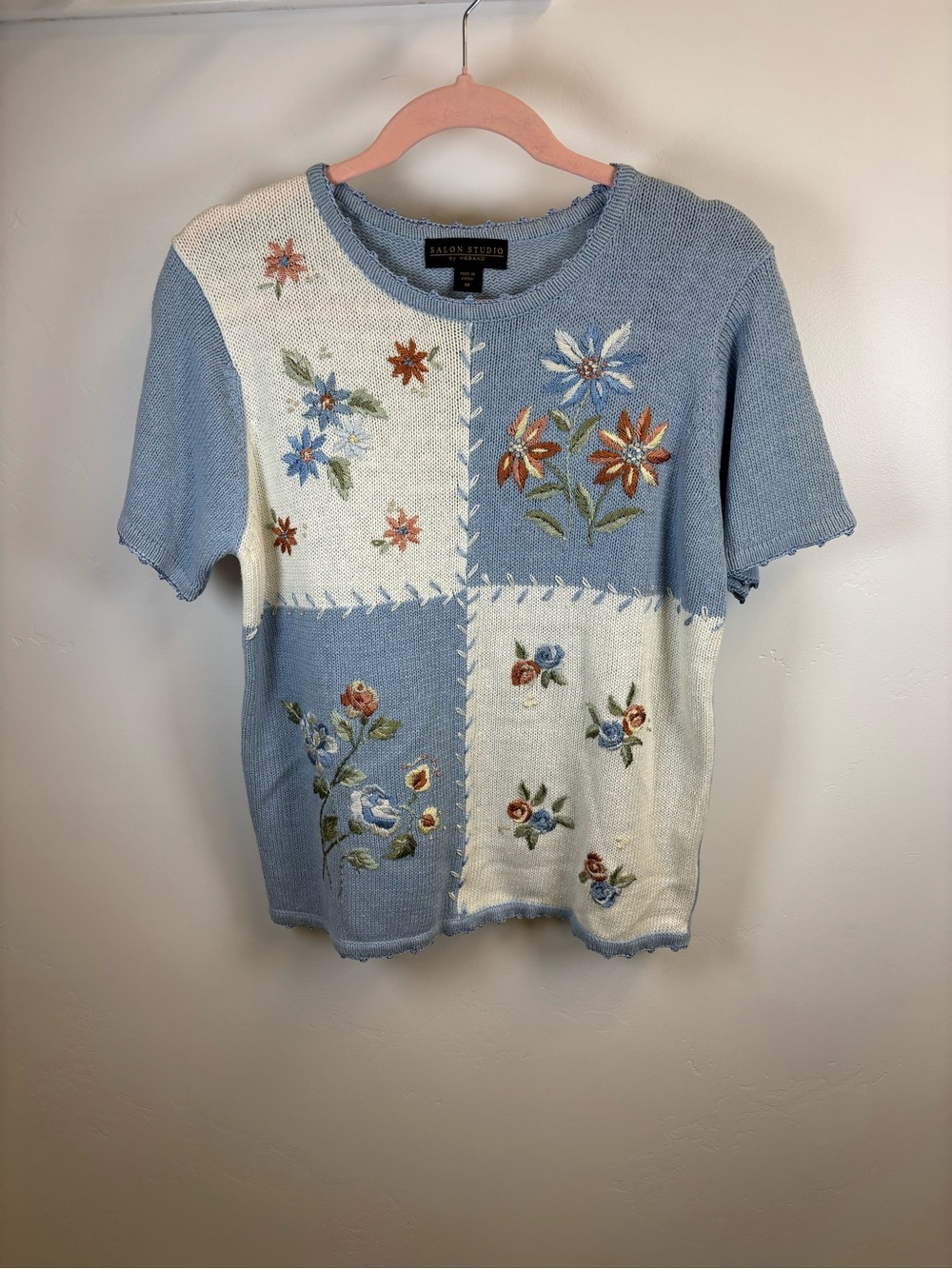 SALON STUDIO TOP KNIT & EMBROIDERED WOMEN MEDIUM
PASTEL BLUE & WHITE FLORAL